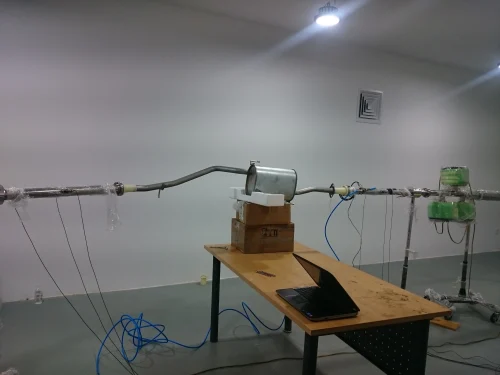 Transmission loss test rig with microphones and speaker